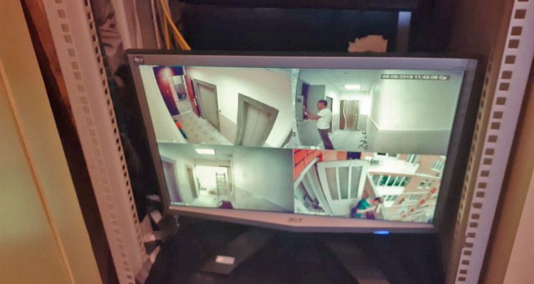 Установка видеонаблюдения жилого дома для контроля подъезда